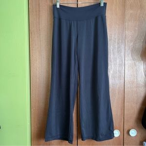 cAbi Grey Crop Pants
• Size XS